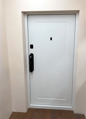 Белая дверь с электронным замком