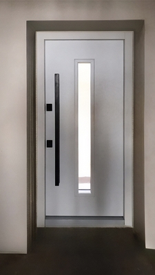 Дверь с узким стеклом Дверь с узким стеклом