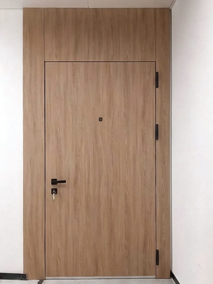 Дверь с верхней вставкой