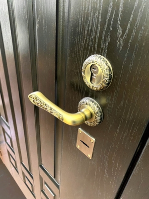 Ручка и замок, вид спереди Ручка и замок, вид спереди